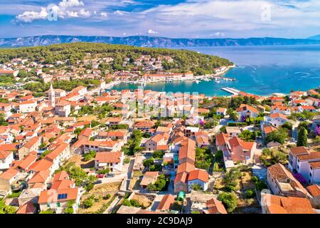 Città della baia di Jelsa e vista aerea lungomare, isola di Hvar, arcipelago della Dalmazia della Croazia Foto Stock
