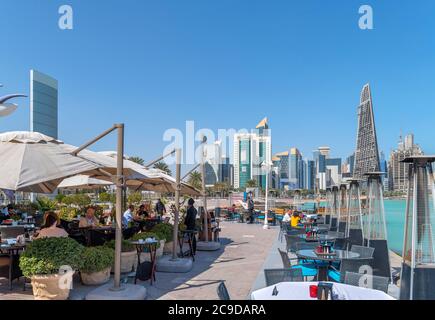 Ristorante al Mourjan sulla Corniche con lo skyline del West Bay Central Business District dietro, Doha, Qatar, Medio Oriente Foto Stock