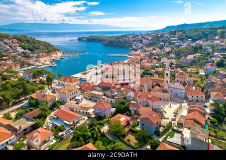 Città della baia di Jelsa e vista aerea lungomare, isola di Hvar, arcipelago della Dalmazia della Croazia Foto Stock