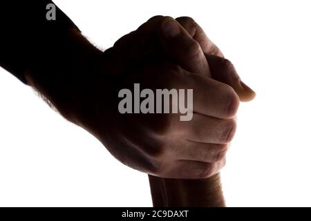 Le mani distese di giovani e anziani, la salvezza, l'aiuto - silhouette, il concetto di aiuto Foto Stock