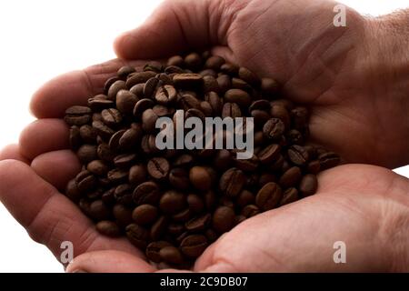 Mano dell'uomo una manciata di chicchi di caffè - silhouette, isolare Foto Stock