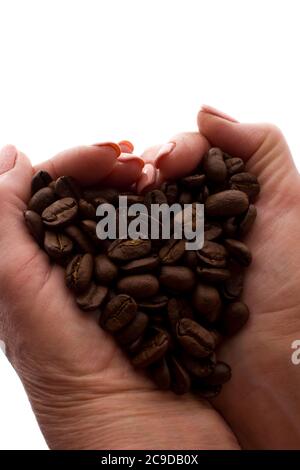 Mano della donna una manciata di chicchi di caffè - silhouette, isolare Foto Stock