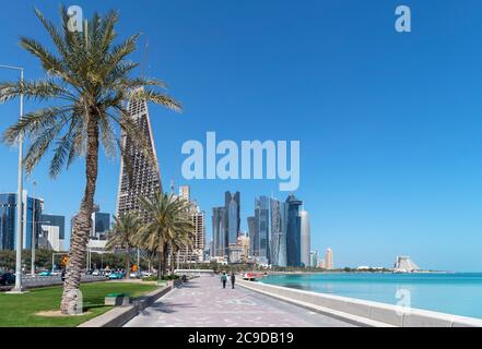 Lo skyline del West Bay Central Business District dalla Corniche, Doha, Qatar, Medio Oriente Foto Stock