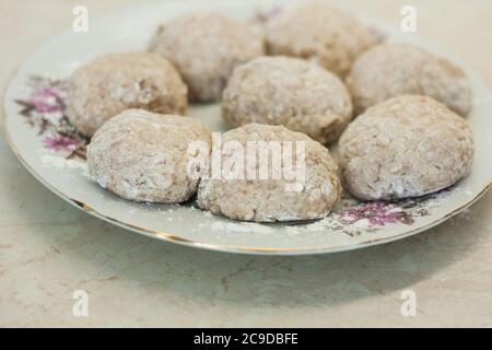 Polpette fatte in casa sul piatto in cucina - preparazione di polpette sminuzzate, cucina tradizionale italiana. Foto Stock