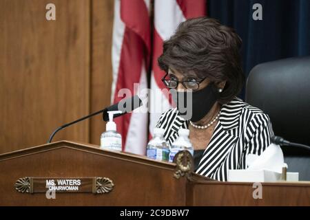 Washington, Stati Uniti. 30 luglio 2020. Maxine Waters, D-CA, ha interrogato il direttore del CFPB Kathleen Kraninger mentre testimonia durante un'audizione del Comitato dei servizi finanziari della Camera su "proteggere i consumatori durante la pandemia? An examination of the Consumer Financial Protection Bureau,' on Capitol Hill in Washington, DC, U.S., il giovedì 30 luglio 2020. Foto di Sarah Silbiger/UPI Credit: UPI/Alamy Live News Foto Stock