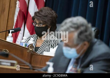 Washington, Stati Uniti. 30 luglio 2020. Maxine Waters, D-CA, ha interrogato il direttore del CFPB Kathleen Kraninger mentre testimonia durante un'audizione del Comitato dei servizi finanziari della Camera su "proteggere i consumatori durante la pandemia? An examination of the Consumer Financial Protection Bureau,' on Capitol Hill in Washington, DC, U.S., il giovedì 30 luglio 2020. Foto di Sarah Silbiger/UPI Credit: UPI/Alamy Live News Foto Stock