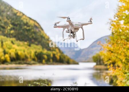 Drone uav volare in aria prendendo video di autunno foresta fogliame paesaggio natura all'aperto durante la stagione autunnale. Quad copter con fotocamera digitale Foto Stock