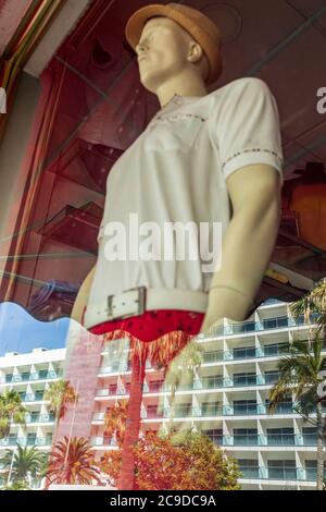 Riflessioni astratte nella vetrina di fronte all'hotel a Los Gigantes, durante il periodo successivo alla chiusura del Covid 19 mentre l'hotel è ancora chiuso, Foto Stock