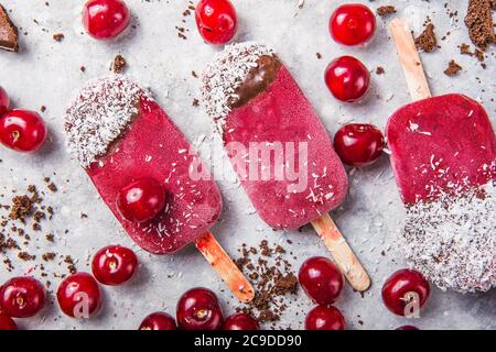 Possicles di Ciliegio fatti in casa con latte di cocco. Vista dall'alto del concetto di cibo estivo Foto Stock