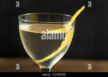 Cocktail Boozy Dry Vesper Martini con Peel al limone Foto Stock