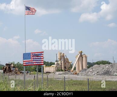 Allentown, Pennsylvania, USA - 19 luglio 2020: La campagna Trump 2020 firma di fronte alle attività abbandonate di fornitura di edifici lungo le strade trafficate Foto Stock