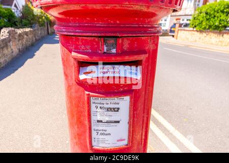 Casella postale prioritaria vicino al Chalkwell Park a Westcliff on Sea, Southend, Essex, UK, durante il blocco COVID-19 di Coronavirus. Supporto dell'NHS. Posta reale Foto Stock