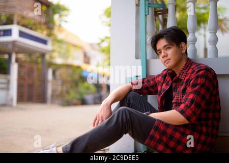 Giovane bell'uomo hipster asiatico a casa all'aperto Foto Stock