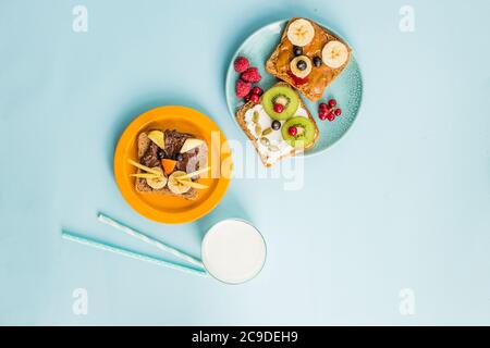 Colazione divertente toast per bambini a forma di gatto carino, cane, orso. Sandwich food art per bambini. Isolato. Animali faccia toast con spreads, frutta Foto Stock