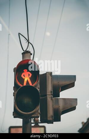 Semaforo rosso per pedoni. Retro filtrato Foto Stock