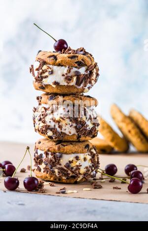 panini con gelato alla ciliegia e biscotti al cioccolato Foto Stock