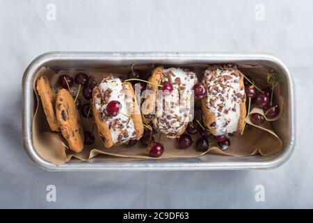panini con gelato alla ciliegia e biscotti al cioccolato Foto Stock