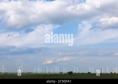 Turbine eoliche nei campi intorno a Camber e Rye. Foto Stock