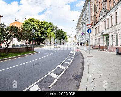 MOSCA, RUSSIA - 19 LUGLIO 2020: Strada del Nikitsky Boulevard nella città di Mosca il giorno d'estate. Il viale fa parte del Boulevard Ring, che collega Arbat Foto Stock