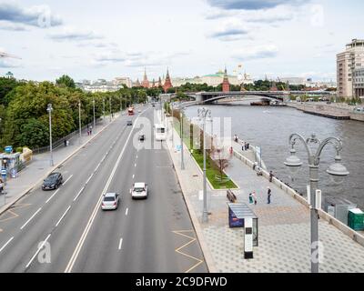 MOSCA, RUSSIA - 25 LUGLIO 2020: Vista dall'alto dell'argine Prechistenskaya del fiume Moskva e del ponte Bolshoy Kamenny e del Cremlino all'orizzonte a Mosca c. Foto Stock