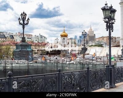 MOSCA, RUSSIA - 25 LUGLIO 2020: Vista della ristrutturazione del cortile della Cattedrale di Cristo Salvatore e vista del grattacielo e della città di Mosca all'orizzonte i. Foto Stock