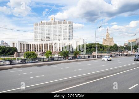 MOSCA, RUSSIA - 25 LUGLIO 2020: Vista della Casa Bianca (Casa del Governo della Federazione Russa) e Kudrinskaya Square alto edificio da Foto Stock