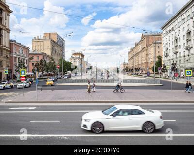 MOSCA, RUSSIA - 25 LUGLIO 2020: Vista di Novinskiy Boulevard, parte del Garden Ring da New Arbat Avenue durante il tour panoramico in autobus per escursioni Foto Stock