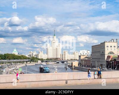 MOSCA, RUSSIA - 25 LUGLIO 2020: Vista delle persone che camminano e del Kotelnicheskaya Embankment Building dal ponte Moskvoretsky di Bolshoy durante la visita della città Foto Stock