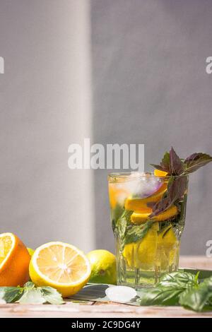 Cocktail alcolico al basilico Smash gin con foglie di basilico fresco e agrumi. Bevanda fredda estiva Foto Stock