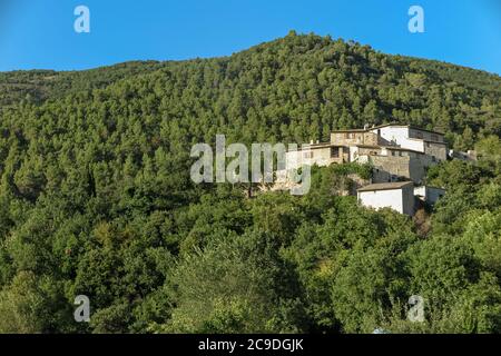 Case in pietra in un piccolo villaggio italiano in montagna, comune di Bazzano superiore, Spoleto, provincia di Perugia, Italia Foto Stock