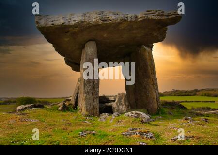 dolmen insolitamente grande o tomba del portale Foto Stock
