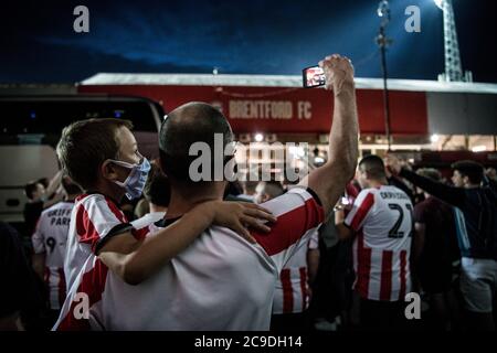 29 luglio 2020. Tifosi fuori Griffin Park dopo il campionato Sky Bet Gioca alla seconda partita semifinale tra Brentford e Swansea City. Foto Stock