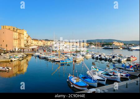 Saint Tropez - Francia - Europa, 25. 2015 Côte: Vista sul piccolo porto di Saint-Tropez nella regione Provenza-Alpi-Costa Azzurra. Foto Stock
