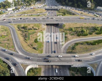 Le auto si cavalcano sulla strada. Kiev. Ucraina. Antenna Foto Stock