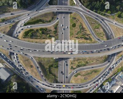 Le auto si cavalcano sulla strada. Kiev. Ucraina. Antenna Foto Stock