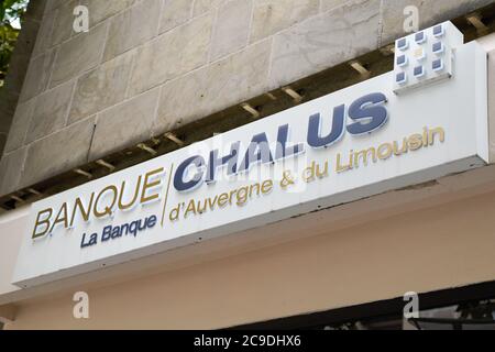 Bordeaux , Aquitaine / Francia - 07 25 2020 : testo del logo di banque chalus e segno di agenzia sede principale Banca francese in limousin auvergne Foto Stock
