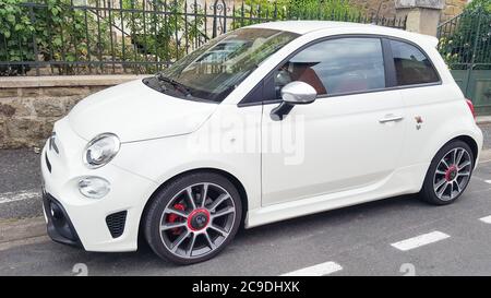 Bordeaux , Aquitaine / Francia - 07 25 2020 : Fiat 500 bianco abarth sport vintage auto parcheggiata in strada Foto Stock