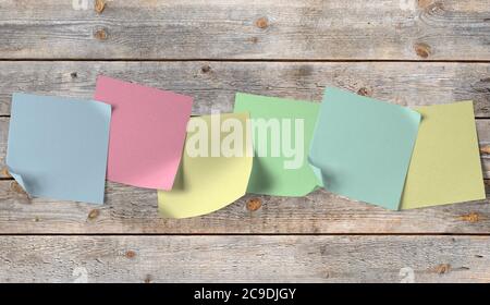 Parete in legno con note adesive vuote Foto Stock