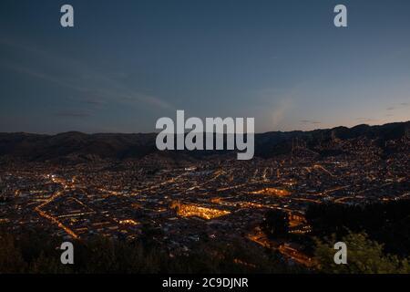 Vista panoramica notturna su Cusco, la capitale dell'Impero Inca dal Perù Foto Stock