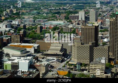 Una serie di edifici famosi e famosi dallo skyline di Montreal, visti da Place Ville Marie Foto Stock