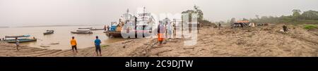 Rio delle Amazzoni, Perù - Set 22 , 2019: Vista panoramica dei traghetti sulla riva del Rio delle Amazzoni durante il mare basso. America del Sud. Foto Stock
