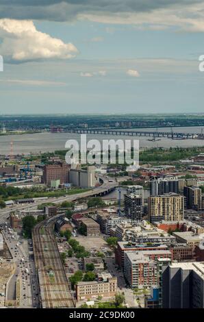 Una serie di edifici famosi e famosi dallo skyline di Montreal, visti da Place Ville Marie Foto Stock