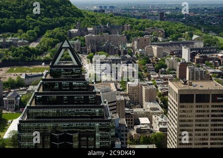 Una serie di edifici famosi e famosi dallo skyline di Montreal, visti da Place Ville Marie Foto Stock