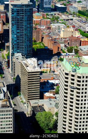 Una serie di edifici famosi e famosi dallo skyline di Montreal, visti da Place Ville Marie Foto Stock