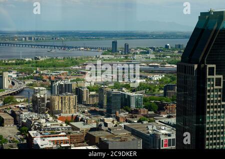 Una serie di edifici famosi e famosi dallo skyline di Montreal, visti da Place Ville Marie Foto Stock