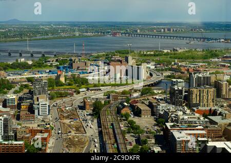 Una serie di edifici famosi e famosi dallo skyline di Montreal, visti da Place Ville Marie Foto Stock