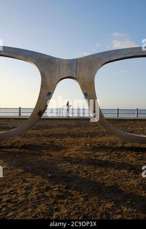 La vita quotidiana sulla passeggiata con la Madiba di Michael Elion (Nelson Mandela) ha ispirato la scultura pubblica "percepire la libertà" a Sea Point, Città del Capo. Foto Stock