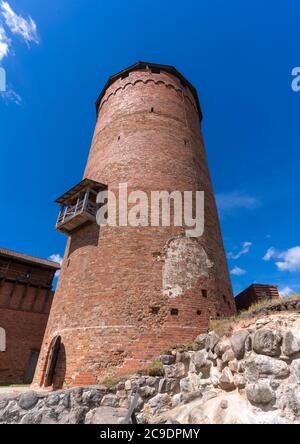 Castello Turaida, un castello medievale a Turaida, all'interno del Parco Nazionale di Gauja nella regione di Vidzeme in Lettonia, sulla riva opposta del fiume Gauja Foto Stock