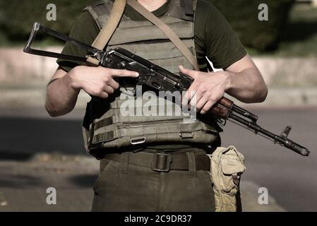 Soldato militare con arma. Forze armate, truppe, esercito. Soldato con fucile d'assalto Kalashnikov (AK-74) Foto Stock