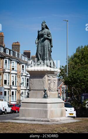 Statua in bronzo a grandezza naturale della Regina Vittoria sul podio di Portland in pietra eretta nel 1902 a Weymouth, Dorset, Regno Unito, il 22 luglio 2020 Foto Stock